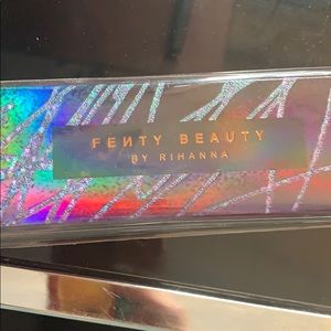 RIHANNA Fenty beauty double sided brush